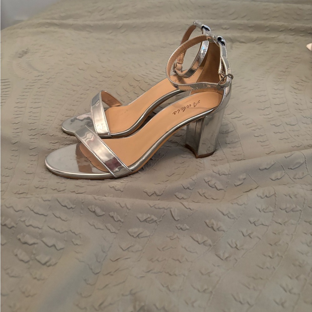 Silver Heels - Picture 2 of 7